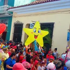 Personas en la calle celebrando